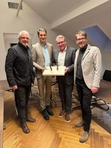 Architekt Hanno Vogl-Fernheim, Bürgermeister Michael Riedhart, NHT-Geschäftsführer Johannes Tratter und NHT-Kurator Anders Linder präsentieren das Siegerprojekt für „Kunst am Bau“ bei der Südtiroler Siedlung in Wörgl. Foto: NHT