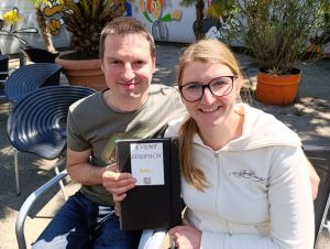 Die beiden Geocaching-Fans Christian und Susanne Aufschnaiter mit ihrem Event-Logbuch. Foto: Veronika Spielbichler