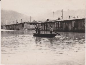 1948 überschwemmte Hochwasser das DULAG-Barackenlager in Söckingen, das ab 1944 als Flüchtlingslager verwendet wurde. Foto: Museum Wörgl/Kittl