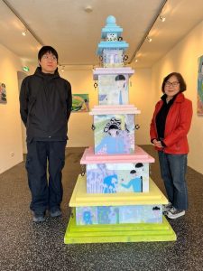 Soonae Lee-Fink mit Soohoon Lee in der Ausstellung Galerie am Stadtplatz. Foto: Moschig