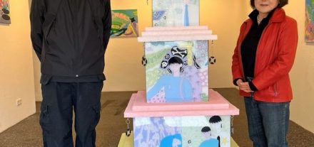 Soonae Lee-Fink mit Soohoon Lee in der Ausstellung Galerie am Stadtplatz. Foto: Moschig