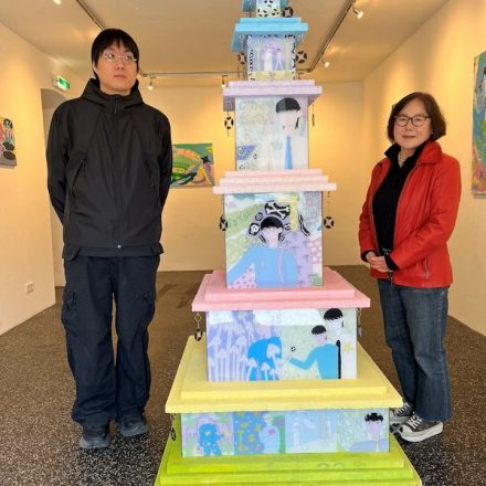 Soonae Lee-Fink mit Soohoon Lee in der Ausstellung Galerie am Stadtplatz. Foto: Moschig