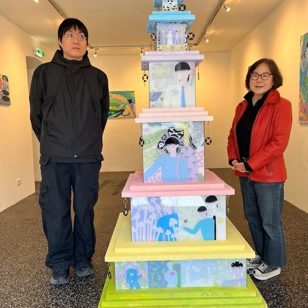 Soonae Lee-Fink mit Soohoon Lee in der Ausstellung Galerie am Stadtplatz. Foto: Moschig