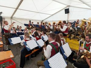 Platzkonzert der BMK Bruckhäusl beim Bruckhäusler Feuerwehrfest am 25. Mai 2025. Foto: Veronika Spielbichler