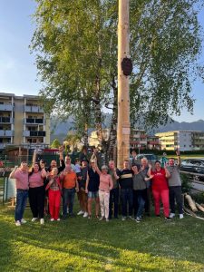Hurra - geschafft, der Maibaum steht und das Fest auf der Volkshauswiese kann starten! Foto: SPÖ Wörgl