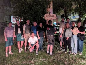 Das Team Wörgl-AT beim Anbringen der Spendertafel am Maibaum. Foto: Team Wörgl-AT