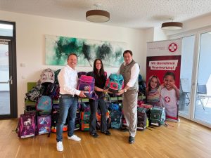 Mag. Dr. Manfred Macek (rechts) vom Landeselternverband Tirol übergibt 75 Schultaschen an Eva-Maria Nechi und Gerhard Czappek vom Samariterbund Tirol. Foto: Samariterbund Tirol