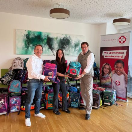 Mag. Dr. Manfred Macek (rechts) vom Landeselternverband Tirol übergibt 75 Schultaschen an Eva-Maria Nechi und Gerhard Czappek vom Samariterbund Tirol. Foto: Samariterbund Tirol