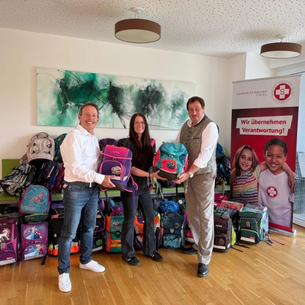 Mag. Dr. Manfred Macek (rechts) vom Landeselternverband Tirol übergibt 75 Schultaschen an Eva-Maria Nechi und Gerhard Czappek vom Samariterbund Tirol. Foto: Samariterbund Tirol