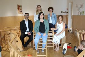 Präsentieren den neuen Pikler-Spielraum: vorne v.l. Vzbgm. Kayahan Kaya, Spielraum-Leiterin Katrin Eisenmann, Kinderkrippenleiterin Bettina Saringer und hinten v.l. Kinderbetreuungs-Personalabteilungsleiterin Mag. Sonja Freudenschuss und Schul- und Kindergartenkoordinatorin Astrid Ellmerer. Foto: Stadtmarketing Wörgl
