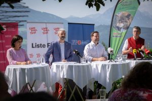 Fordern besseren Schutz vor Wölfen - v.l. NEOS Klubchefin Birgit Obermüller, Liste Fritz-Klubobmann Markus Sint, FPÖ-Klubobmann Markus Abwerzger und Stefan Brugger, Obmann des Vereines Weidezone. Foto: NEOS
