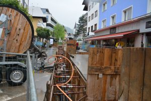 Fernwärme Grabungsarbeiten in der Wörgler Bahnhofstraße im Juni 2025. Foto Veronika Spielbichler