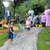 Die Kinder sind vom neuen Wasserspielplatz begeistert - hier mit Bgm. Michael Riedhart, Vbgm. Kayahan Kaya, und der Leiterin Kindergarten Grömerweg Bettina Casazza. Foto: Stadtmarketing Wörgl