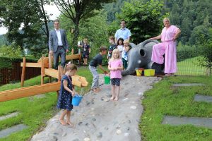 Die Kinder sind vom neuen Wasserspielplatz begeistert - hier mit Bgm. Michael Riedhart, Vbgm. Kayahan Kaya, und der Leiterin Kindergarten Grömerweg Bettina Casazza. Foto: Stadtmarketing Wörgl