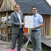 Präsentieren das UNNICEF-Zertifikat: Bürgermeister Michael Riedhart (links) und Vizebgm. Kayahan Kaya (rechts). Foto: Stadtmarketing Wörgl