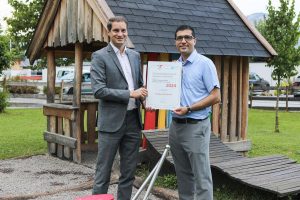 Präsentieren das UNNICEF-Zertifikat: Bürgermeister Michael Riedhart (links) und Vizebgm. Kayahan Kaya (rechts). Foto: Stadtmarketing Wörgl