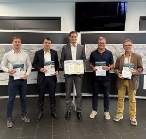 Bei der Pressekonferenz in Kundl: V.l.n.r. Ing. Paul Koller, Geschäftsführer Wasserverband; Dr. Kurt Berek, Bezirkshauptmann Kufstein; Michael Riedhart, Obmann Wasserverband; Anton Hoflacher, Obmann-Stellvertreter Wasserverband; Dipl.-Ing. Peter Hanisch, DonauConsult Ingenieurbüro GmbH ©Wasserverband Hochwasserschutz Unteres Unterinntal