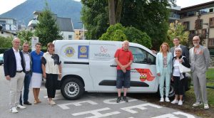 Bei der Übergabe des neuen Essen auf Rädern-Auslieferautos v.l. Dr. Martin Salcher, Jakob Kruckenhauser, Dr. Claudia Hellebart, Michaela Fabiankovits, Josef Böhm, Elisabeth Werlberger, Michael Riedhart, Maria Steiner und Christian Pumpfer. Foto: Veronika Spielbichler