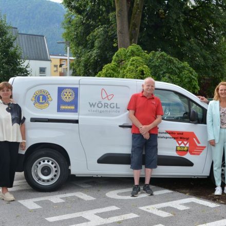 Bei der Übergabe des neuen Essen auf Rädern-Auslieferautos v.l. Dr. Martin Salcher, Jakob Kruckenhauser, Dr. Claudia Hellebart, Michaela Fabiankovits, Josef Böhm, Elisabeth Werlberger, Michael Riedhart, Maria Steiner und Christian Pumpfer. Foto: Veronika Spielbichler