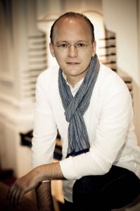 Der Orgel-Virtuose Hansjörg Albrecht spielt auf der Metzler-Orgel in der Pfarrkirche Hopfgarten. Foto: Florian Wagner