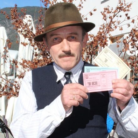 In Kooperation mit dem Unterguggenberger Institut wird beim Bildungsabend in Kitzbühel der Spielfilm "Das Wunder von Wörgl" mit Karl Markovics als Wörgls Freigeldbürgermeister Michael Unterguggenberger gezeigt. Foto: Christian Spielbichler