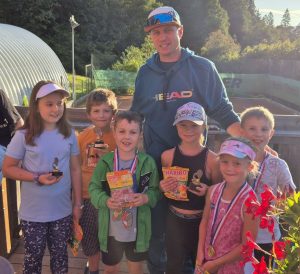 Die Jüngsten mit Sportwart Philipp. Foto: TCW