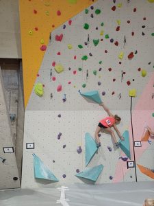 Der Wörgler Kletternachwuchs holte bei der Tiroler Bouldermeisterschaft im Nachwuchssektor 7 von 12 Stockerlplätze. Foto: Skyclimbers