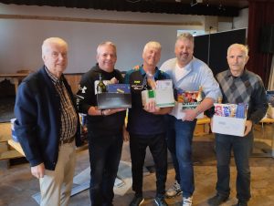 ESV-Ehrenpräsident Andreas Obitzhofer bei der Siegerehrung mit dem Gewinner-Team der „Heizhaus Crew“: Andreas Parolini, Peter Hausberger, Markus Steinbacher, Eugen Niederbacher (von links). Foto: ESV Wörgl