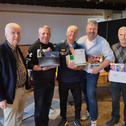 ESV-Ehrenpräsident Andreas Obitzhofer bei der Siegerehrung mit dem Gewinner-Team der „Heizhaus Crew“: Andreas Parolini, Peter Hausberger, Markus Steinbacher, Eugen Niederbacher (von links). Foto: ESV Wörgl