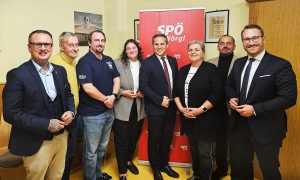Der neu gewählte Stadtparteivorstand der SPÖ Wörgl v.l. Christian Mussner, Peter Lettenbichler, Manfred Höck, Eva Steibl-Egenbauer, LAbg. StR. Christian Kovacevic, Karin Pirchner, Bastian Wiedl, 1. LH-Stv. Philip Wohlgemuth. Foto: SPÖ Wörgl