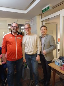 Sektionsleiter Christoph Plattner (li.) und LAbg. Christian Kovacevic (re.) gratulieren dem Wörgler Stadtmeister 2025 Thomas Unterladstätter (Bildmitte). Foto: ESV Wörgl