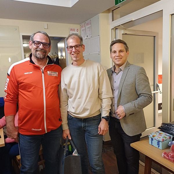 Sektionsleiter Christoph Plattner (li.) und LAbg. Christian Kovacevic (re.) gratulieren dem Wörgler Stadtmeister 2025 Thomas Unterladstätter (Bildmitte). Foto: ESV Wörgl