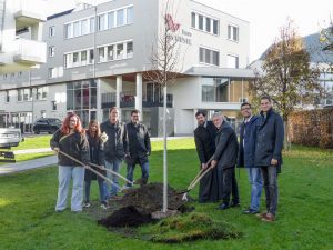 Religionsgemeinschaften pflanzen Baum des Miteinanders in Wörgl. Foto: Stadtmarketing Wörgl