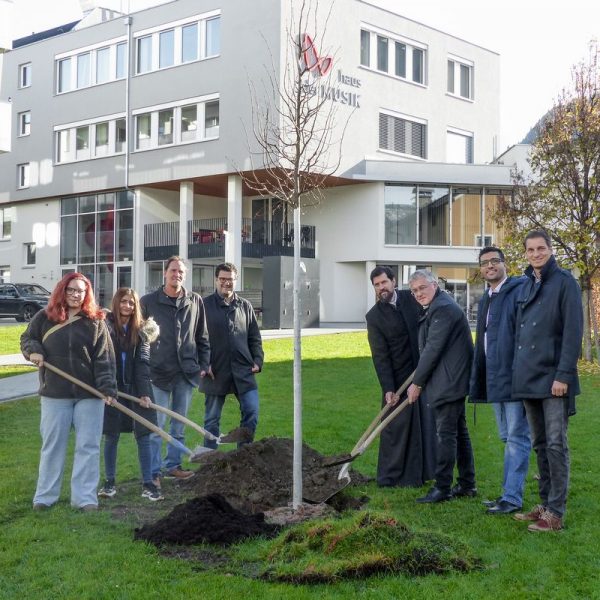 Religionsgemeinschaften pflanzen Baum des Miteinanders in Wörgl. Foto: Stadtmarketing Wörgl