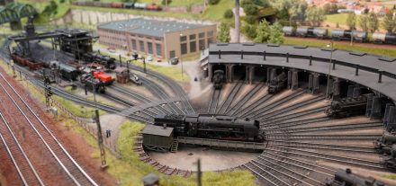 Die Remise in der neu gestalteten Modellbahnanlage des MEC Wörgl. Foto: MEC Wörgl