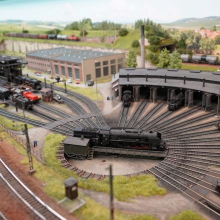 Die Remise in der neu gestalteten Modellbahnanlage des MEC Wörgl. Foto: MEC Wörgl