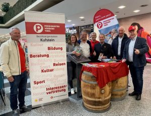 Der Pensionisten Verband Tirol hielt Ende Oktober 2025 seinen Bezirkstag in Wörgl ab und informierte im CityCenter über die Vorteile einer Mitgliedschaft. Foto: Wilhelm Maier