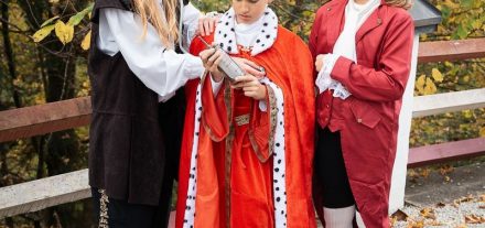 Der Theaternachwuchs der Stadtbühne Wörgl bringt in der Vorweihnachtszeit das Märchen "König Immermüd" auf die Bühne im Volkshaus Wörgl. Foto: facebook stadtbuehne woergl