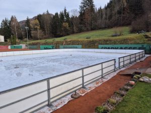 Der Tennisclub Wörgl betreibt heuer wieder auf seiner Tennisanlage bei Bad Eisenstein einen Eislaufplatz. Foto: TC Wörgl