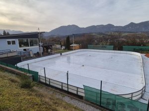 Wann´s losgeht, hängt vom Wetter ab - die Plane liegt, die Banden sind aufgestellt! Foto: TC Wörgl