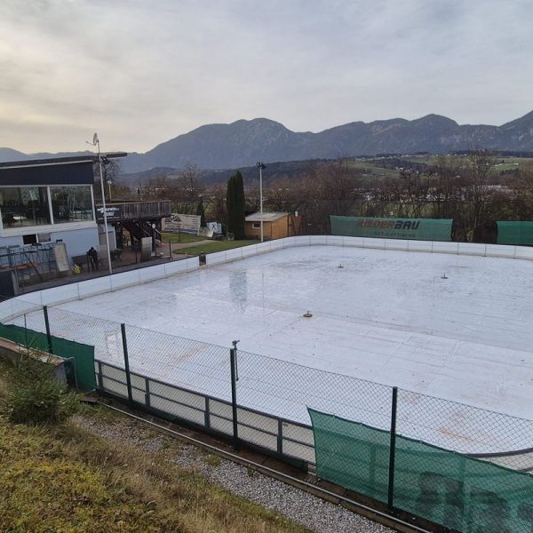 Wann´s losgeht, hängt vom Wetter ab - die Plane liegt, die Banden sind aufgestellt! Foto: TC Wörgl