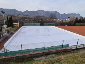 Der TC Wörgl knüpft mit seinem Eislaufplatz an die jahrzehntelange "Bad-Eislaufplatz"-Tradition an - die Öffnungszeiten werden auf www.tennisclub-woergl.com bekannt gegeben. Foto: TC Wörgl
