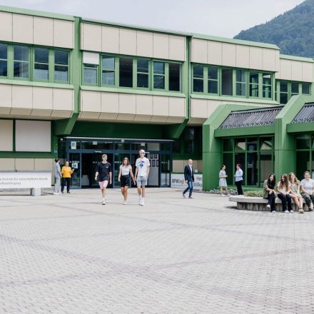 Die Bundesfachschule für wirtschaftliche Berufe mit Aufbaulehrgang BFWörgl lädt am 29. November 2025 zum Tag der offenen Schule. Foto: Magdalena Laiminger