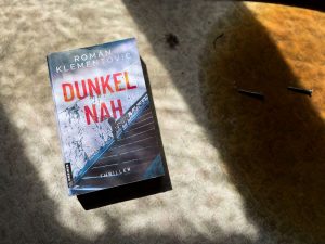 Lesung mit Roman Klementovic am 19.11.2025 im Tagungshaus Wörgl. Foto: Buchcover Dunkel Nah