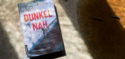 Lesung mit Roman Klementovic am 19.11.2025 im Tagungshaus Wörgl. Foto: Buchcover Dunkel Nah