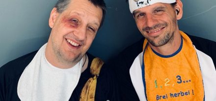 Jürgen Heiss und Stefan Peschta sind "die Superväter" in ihrem gleichnamigen Kabarettprogramm, das am 14.11.2025 im Komma Wörgl auf dem Programm steht. Foto: Peschta&Heiss