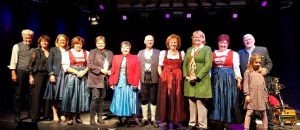 Die Mitwirkenden des Benefizkonzertes zum 100. Geburtstag der Wörgler Mundart-Dichterin Anna Hausberger am 4.10.2025 im Komma Wörgl. Foto: Mario Hausberger