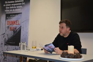 Lesung von Roman Klementovic aus dem Thriller Dunkelnah auf Einladung der Bücherei Wörgl am 19.11.2025. Foto: Veronika Spielbichler