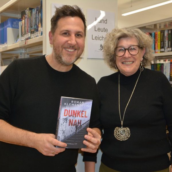 Lesung von Roman Klementovic aus dem Thriller Dunkelnah auf Einladung der Bücherei Wörgl am 19.11.2025. Foto: Veronika Spielbichler