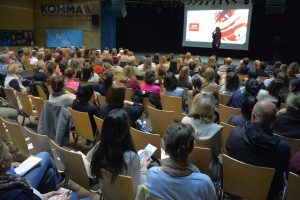 Vortrag von Silke Müller "Unsere Kinder im Haifischbecken der Sozialen Medien" am 13.11.2025 auf Einladung des Montessorihauses Wörgl. Foto: Veronika Spielbichler